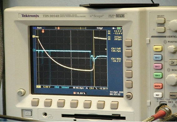 Pau大学の放電設備_電圧の印加が開始されて放電が発生している